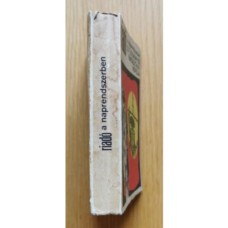  Kuczka Péter (szerk.)  Kulin Katalin (szerk.): Riadó a naprendszerben (23 tudományos fantasztikus novella)