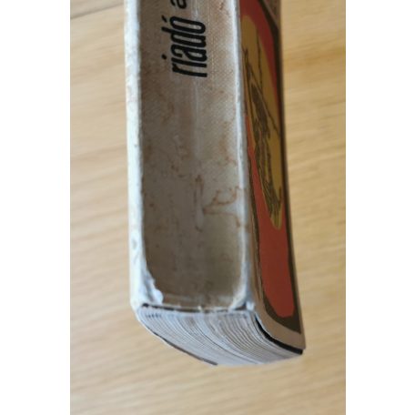  Kuczka Péter (szerk.)  Kulin Katalin (szerk.): Riadó a naprendszerben (23 tudományos fantasztikus novella)