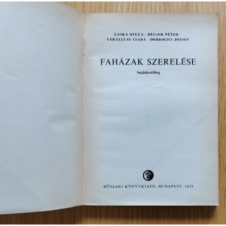 Laska Gyula – Bécser Péter – Várallyay Csaba – Dobrovics József: Faházak szerelése
