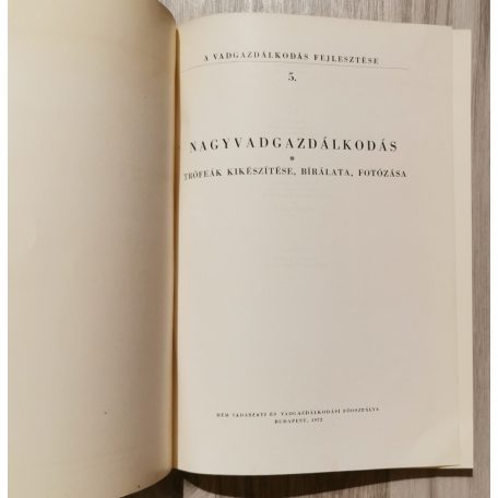  Izrael Gábor (szerk.): Nagyvadgazdálkodás- Trófeák kikészítése, bírálata, fotózása