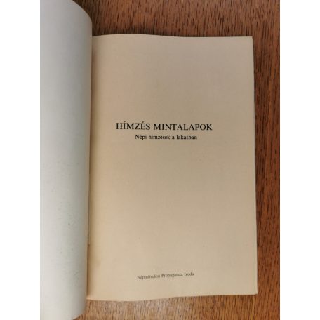 N. Fülöp Katalin: A magyarországi nemzetiségek hímzésmintái (Melléklettel)