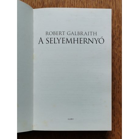 Robert Galbraith: A selyem hernyó