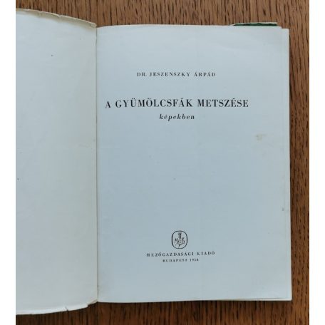 Jeszenszky Árpád, Dr.: A gyümölcsfák metszése képekben