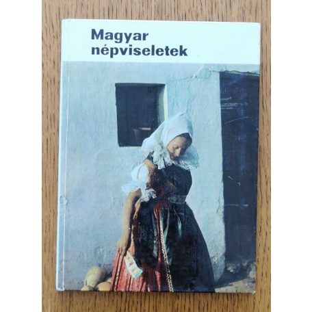 Gáborján Alice: Magyar népviseletek